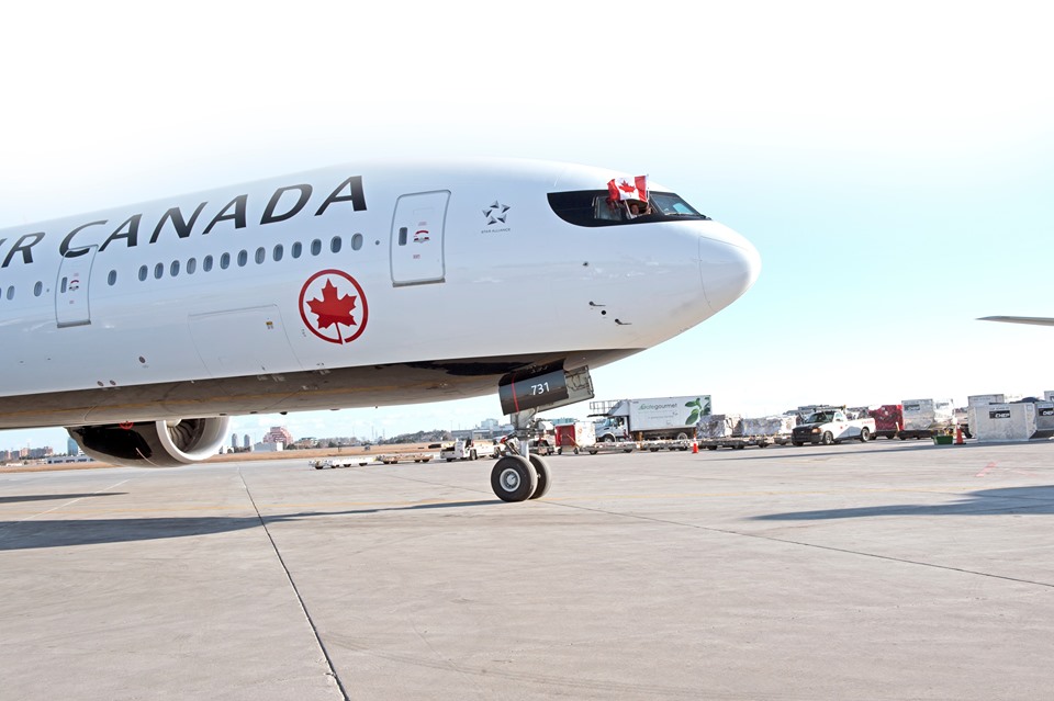 Un avion de Air Canada sur le tarmac d'un aéroport