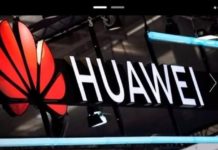 Une enseigne Huawei avec le logo de l'entreprise