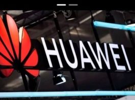 Une enseigne Huawei avec le logo de l'entreprise