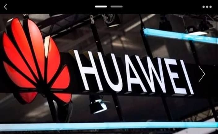 Une enseigne Huawei avec le logo de l'entreprise