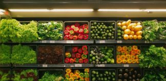 Un rayon de produits bio dans un supermarché