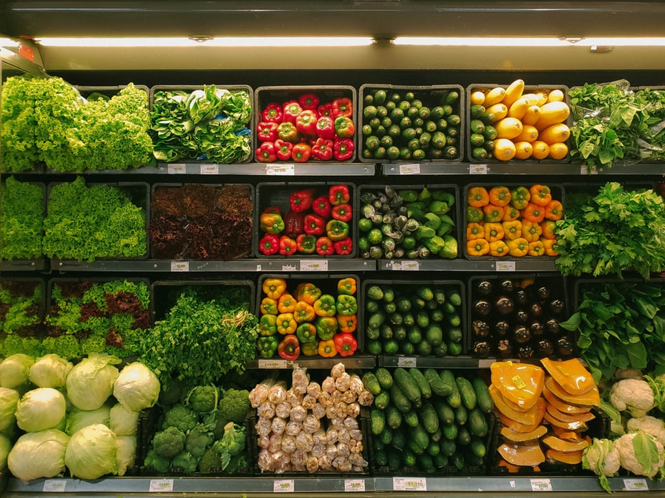 Un rayon de produits bio dans un supermarché
