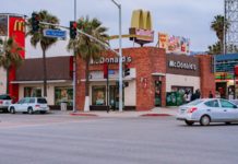 Un restaurant McDonald's à Ensenada , près de Mexico