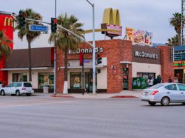 Un restaurant McDonald's à Ensenada , près de Mexico