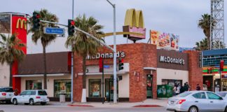 Un restaurant McDonald's à Ensenada , près de Mexico