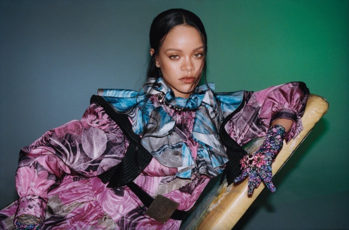 Rihanna posant pour sa marque Fenty