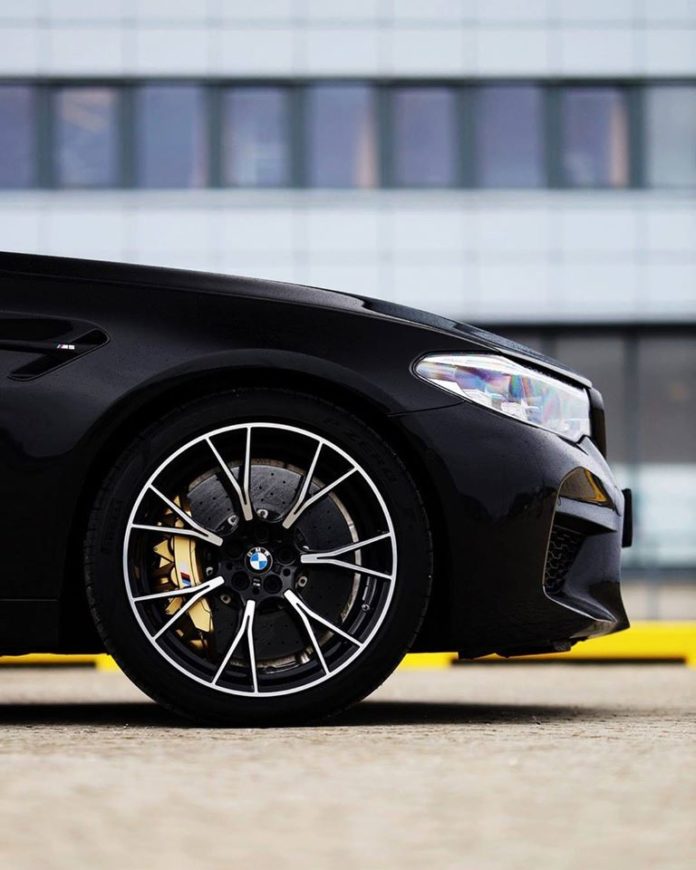 Une roue et des jantes d'une BMW M5 Competition.