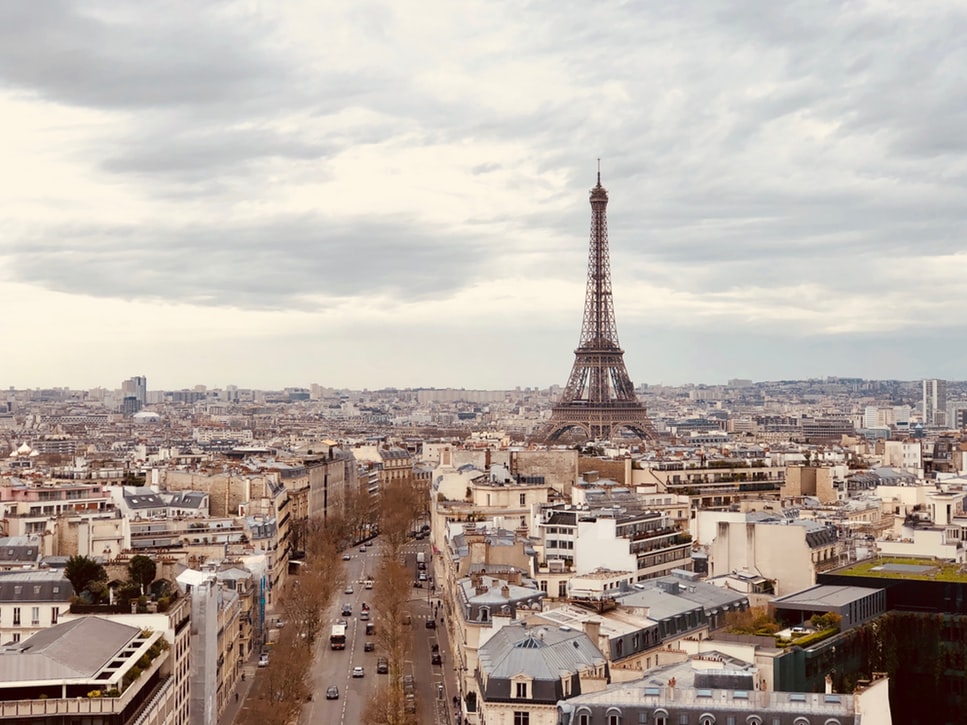 Photographie aérienne de l'Arc de Triomphe de l'Etoile, Paris, France.