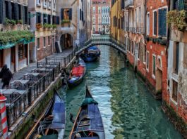 Un canal de Venise avec des gondoles.