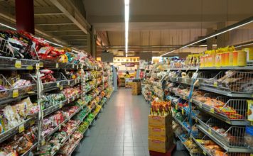 Un rayon de produits alimentaires dans un supermarché.