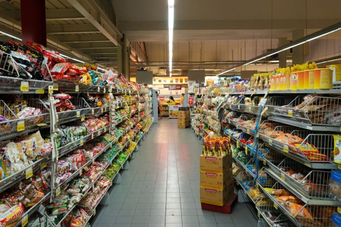 Un rayon de produits alimentaires dans un supermarché.