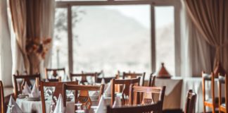 Un restaurant avec des tables et des couverts.