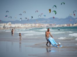 Des personnes sur une plage en Espagne.