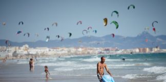 Des personnes sur une plage en Espagne.