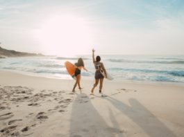 Deux jeunes filles sur une plage de Prainha, au Brésil.