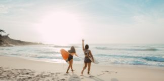 Deux jeunes filles sur une plage de Prainha, au Brésil.