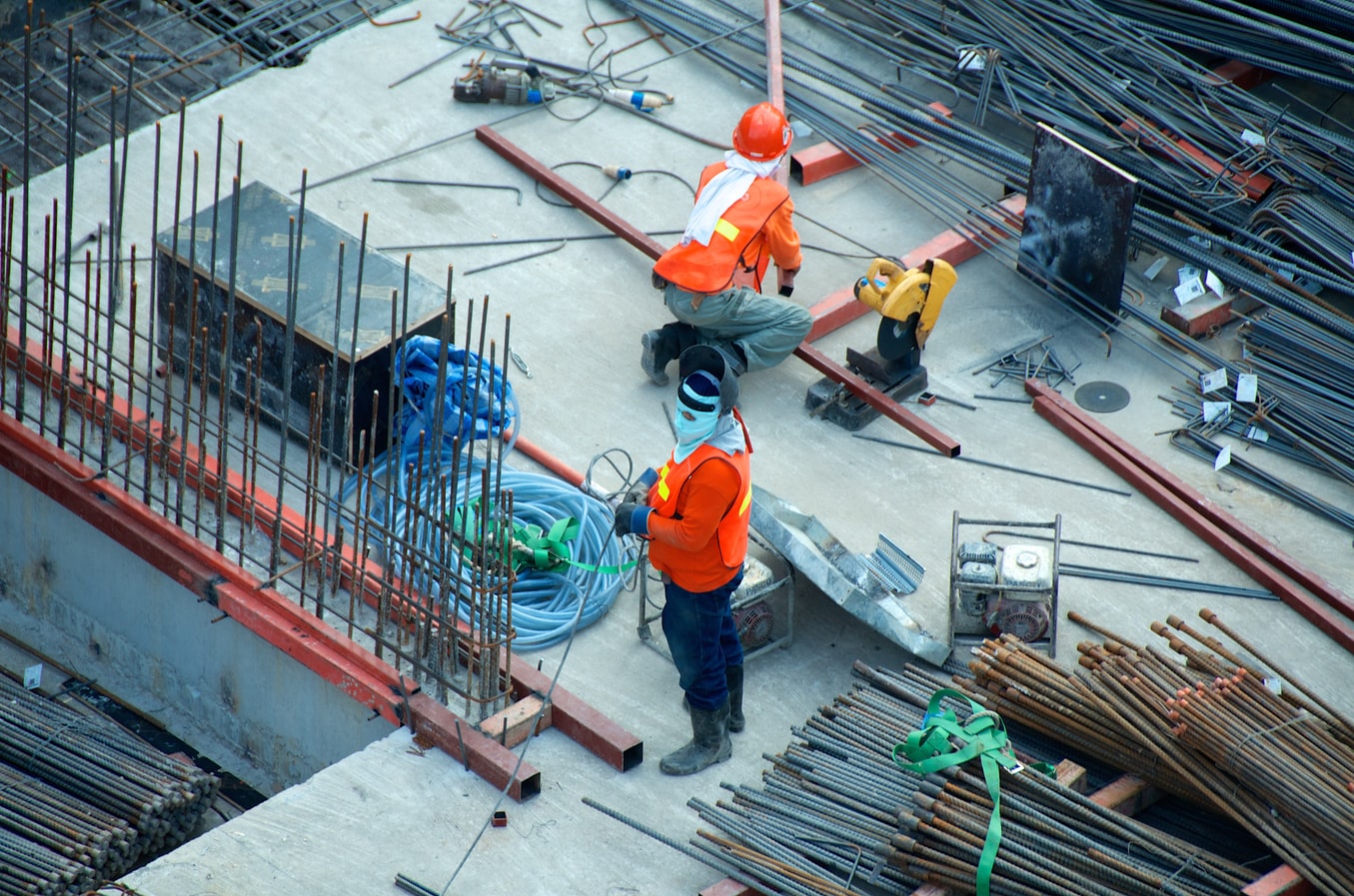 Des travailleurs du bâtiment sur un chantier (crédits : Unsplash).