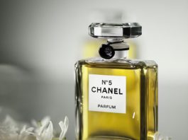 Parfum Chanel, ntreprise française productrice de haute couture, ainsi que de prêt-à-porter, accessoires, parfums et divers produits de luxe.