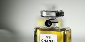 Parfum Chanel, ntreprise française productrice de haute couture, ainsi que de prêt-à-porter, accessoires, parfums et divers produits de luxe.