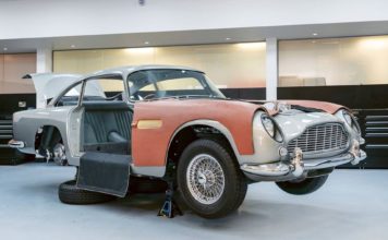 La mythique DB5 d'Aston Martin dans un atélier de montage (Photo : Aston Martin).