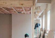 Un ouvrier du bâtiment en train de renover une maison.