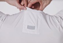 Un mannequin rangeant le climatiseur portable Reon Pocket dans le cou, dans le t-shirt spécial.