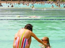 Deux jeunes femmes dans une piscine publique.