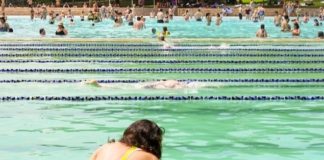 Deux jeunes femmes dans une piscine publique.