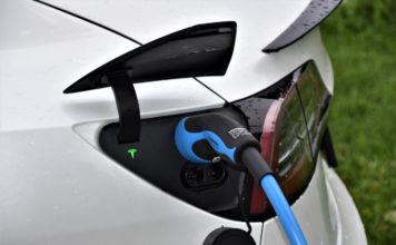 Une voiture Tesla branchée à une borne de recharge.
