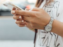 Une jeune femme manipulant son smartphone.