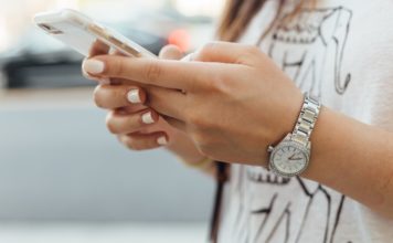 Une jeune femme manipulant son smartphone.