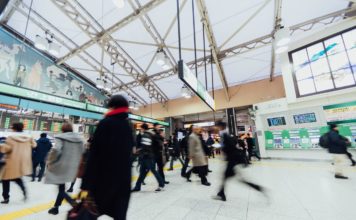 Des voyageurs dans un aéroport.