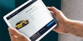 Un homme commandant une voiture Peugeot en ligne à partir de sa tablette (Photo : Peugeot).