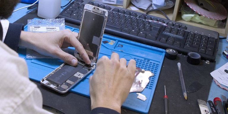 Dans l’univers impitoyable des smartphones reconditionnés