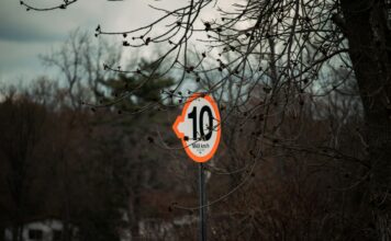 Au Royaume Uni, des panneaux de vitesse ont des bords verts.